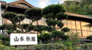 実家が旅館という噂はデマ！誤解の原因を検証